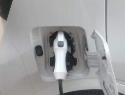 電気自動車の充電器取り付け